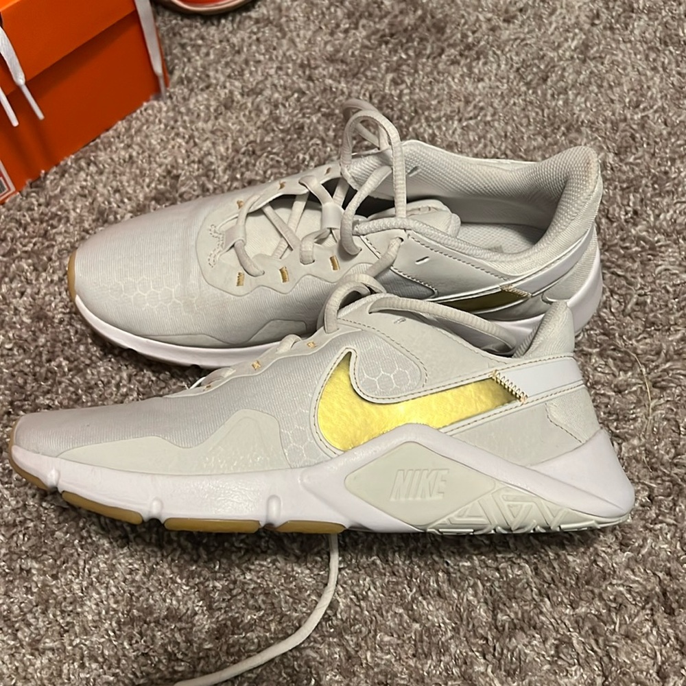 Nike Legend Essentials 2 - Womens